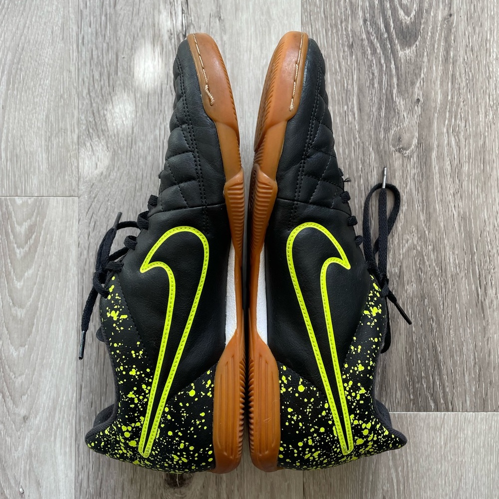 Nike tiempo indoor soccer shoes size 11.5